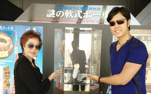 Vũ Hoàng Việt "hâm nóng tình cảm" với người tình già tại Nhật Bản