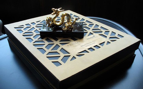 6,5 triệu đồng một hộp bánh trung thu rồng mạ vàng