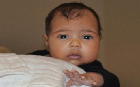 Lộ ảnh con gái Kim ‘siêu vòng 3’ và Kanye West