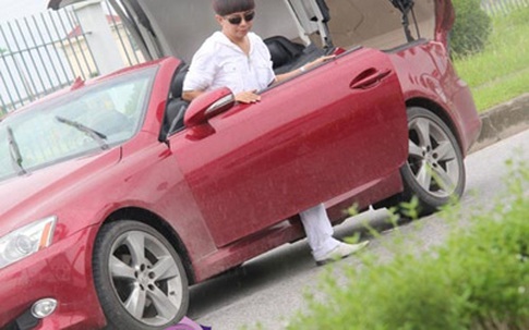 Long Nhật cưỡi "siêu xế" Lexus gần 4 tỷ tình tứ cùng trai lạ