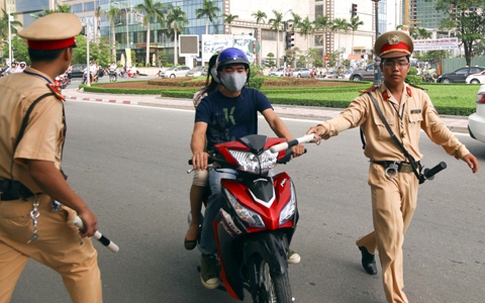 Chuyện lạ - “Cấm” công dân và nhà báo ghi hình CSGT làm nhiệm vụ?
