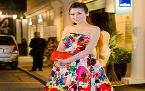 Á hậu Tú Anh khoe vai trần gợi cảm