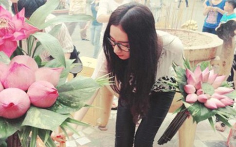 Đằng sau hình ảnh các hotgirl 'nương nhờ' cửa Phật