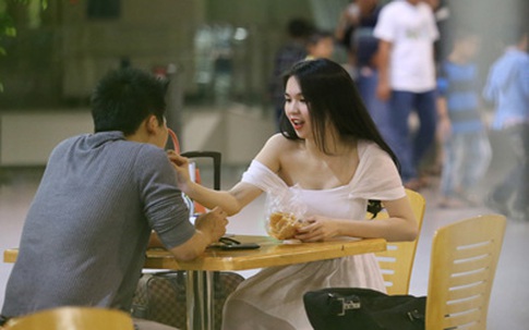 Ngọc Trinh âu yếm đút cho Vũ Khắc Tiệp ăn ở sân bay