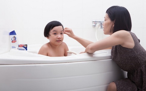 Mùa mưa to, mẹ lo con bệnh