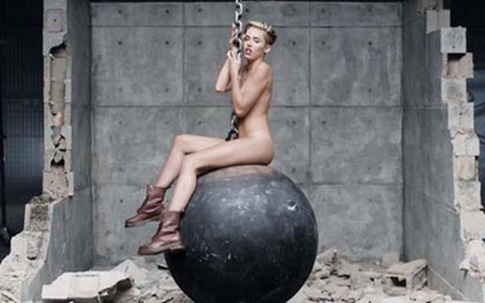 Miley Cyrus khỏa thân uốn éo bên sợi xích như phim khiêu dâm