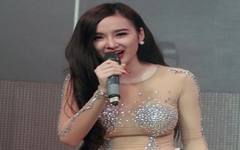 Angela Phương Trinh sửng sốt trước lệnh bị cấm biểu diễn