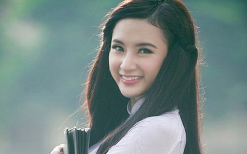 Angela Phương Trinh hiền dịu, mỏng manh trong tà áo dài trắng