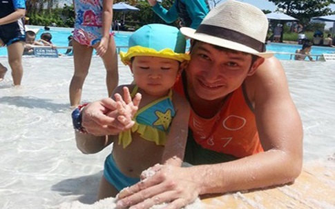 Huy Khánh khoe con gái đáng yêu với bikini
