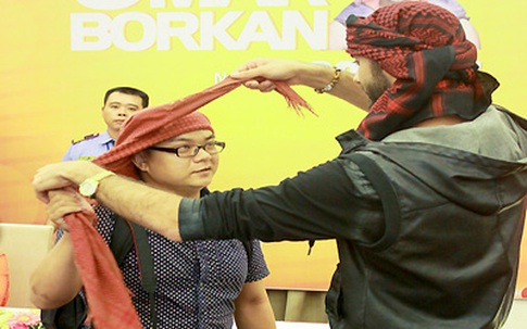 Khán giả Việt thích thú khi được 'trai đẹp Ảrập' vấn khăn cho 