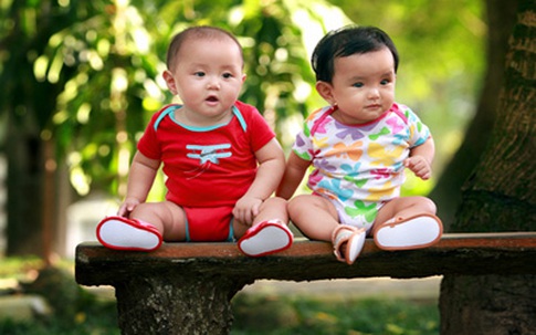 Cặp song sinh cực đáng yêu của Sao mai Phương Anh