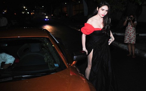 Thủy Tiên mặc sexy lái siêu xe hơn 10 tỷ đi hát