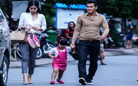 Con gái Phan Thanh Bình tinh nghịch khi được bố mẹ đưa đi mua sắm