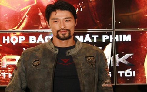 Johnny Trí Nguyễn gây bất ngờ với ngoại hình 'xồm xoàm'