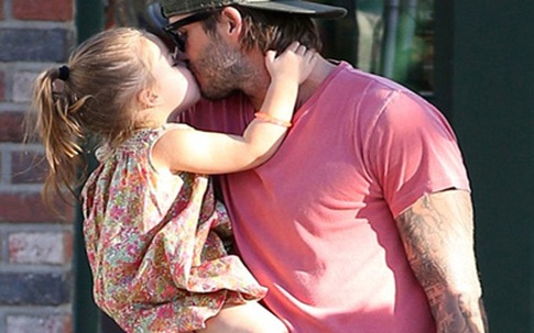 Sốt ảnh Beckham "khóa môi" con gái cưng giữa phố