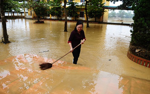 Xót xa trường lớp ngập tràn bùn đất sau lũ lớn