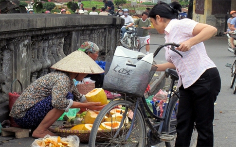 Hà Nội: Tranh nhau nhặt hoa quả thối để bán