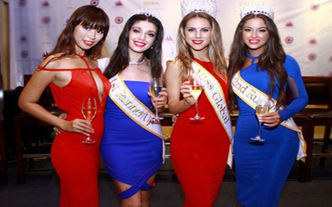 Hà Anh diện váy xẻ ngực gợi cảm bên các hoa hậu Miss Global