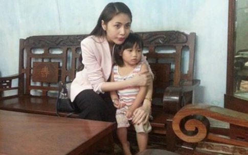 Thủy Tiên cùng fan tới thăm em bé bị bố bạo hành