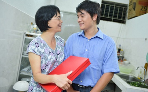 Cô Lê Thị Tư - mẹ Thủ khoa Đại học Bách Khoa Nguyễn Hoàng Nam: "Món quà của con khiến tôi thật bất ngờ"