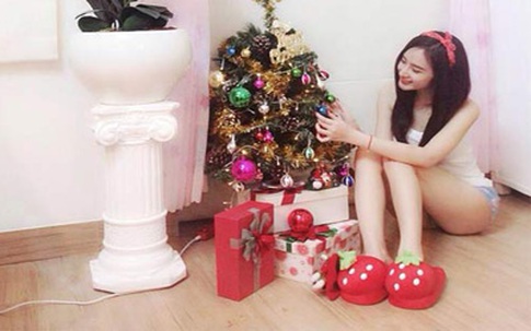Angela Phương Trinh nhí nhảnh bên cây thông Noel