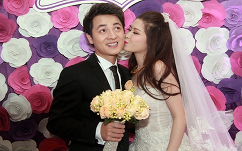 Vợ Đăng Khôi bất ngờ hôn má chồng trong đám cưới