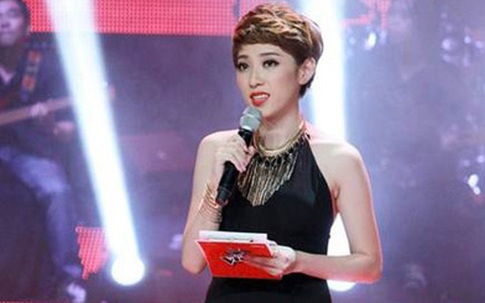 MC “xin tràng pháo tay cho đồng bào miền Trung” sợ đến mức không dám đọc báo