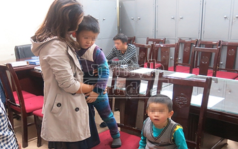 Hai cháu bé bị người tình của mẹ bắt cóc