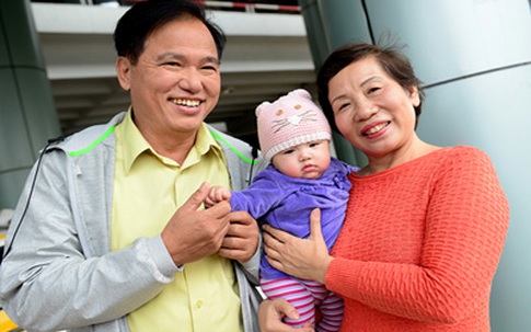 Con gái Jennifer đáng yêu trong vòng tay ông bà nội