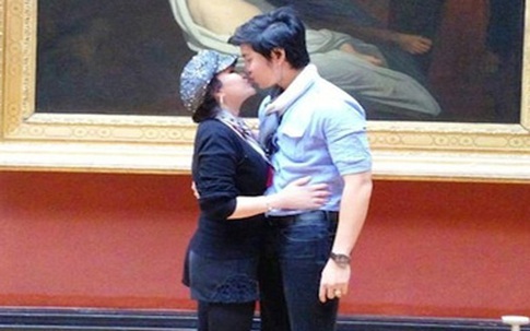 Vũ Hoàng Việt hôn người tình U60 nồng thắm ở bảo tàng Louvre