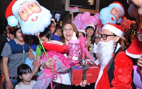 Mỹ Tâm bị hàng chục ông già Noel vây kín ở sân bay