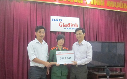 300 USD được trao cho gia cảnh khốn cùng của vợ liệt sỹ