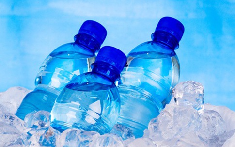 Chuyên gia nói về uống nước đóng chai để trong ôtô gây ung thư