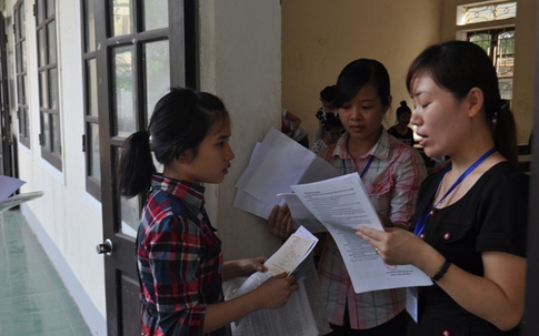 Đội nắng nóng làm thủ tục thi đại học tại Vinh