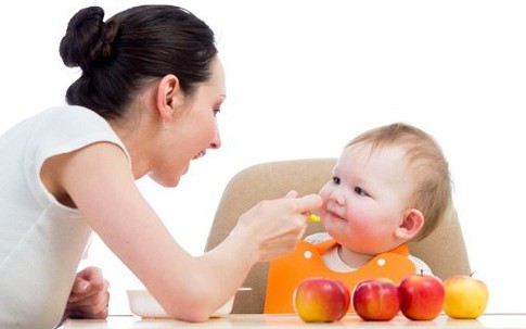 Giúp mẹ lựa chọn hoa quả cho bé