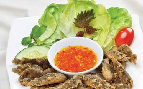 Cá rô bí chiên giòn xốt me