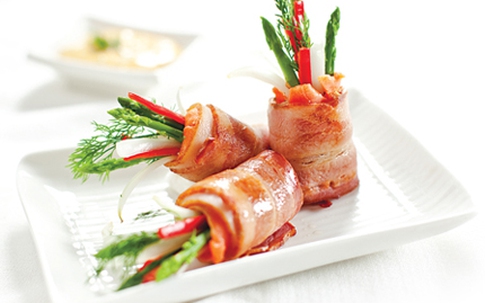 Cá hồi cuộn măng tây