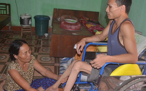 Cám cảnh người mẹ nghèo bán dưa nuôi con bại liệt