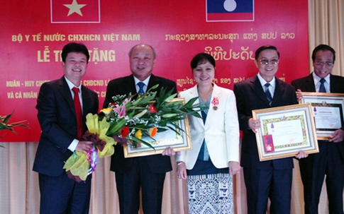 Lãnh đạo Bộ Y tế nhận Huân chương Isala cao quý