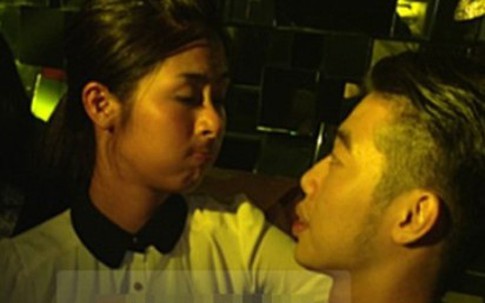 Ngọc Hân thân mật với trai lạ trong quán bar