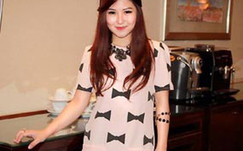 Hương Tràm bị cướp giật điện thoại trên đường phố Sài Gòn