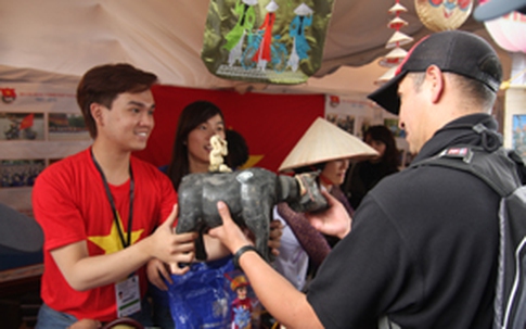 Trung Quân bán hàng “mát tay” ở Liên hoan Thanh niên - Sinh viên thế giới 2013