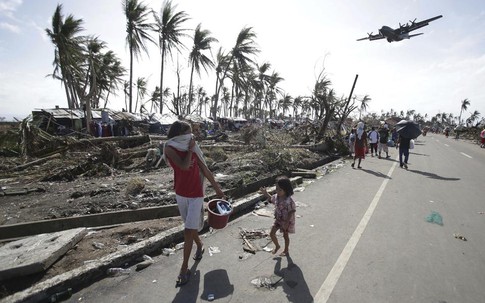 Máy bay quân sự Philippines hỗ trợ người Việt sau bão Hải Yến