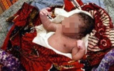 Con gái "chửa hoang", bà ngoại nhẫn tâm giết chết cháu mới sinh 