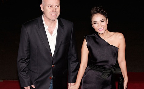 Vợ chồng Thu Minh tình tứ chốn đông người