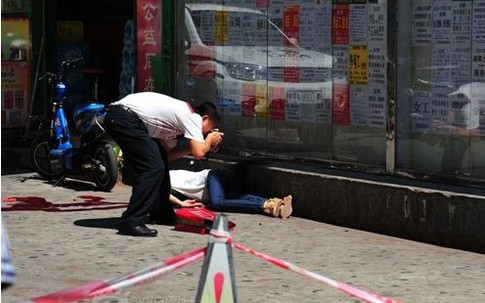 Một phụ nữ bị chém đứt đầu giữa phố