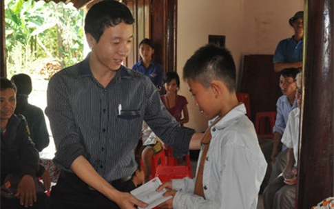 Trao bằng khen cho học sinh cứu 5 em nhỏ