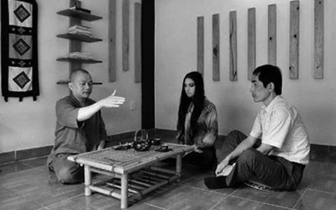 Chân dung cư sĩ thiền bên thiếu nữ khỏa thân