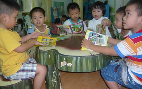 Vã mồ hôi trông trẻ nghỉ hè
