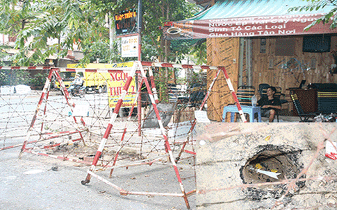 Vụ “mặt đường phụt lửa” tại TP HCM: Kẻ hoang mang, người bình chân như vại